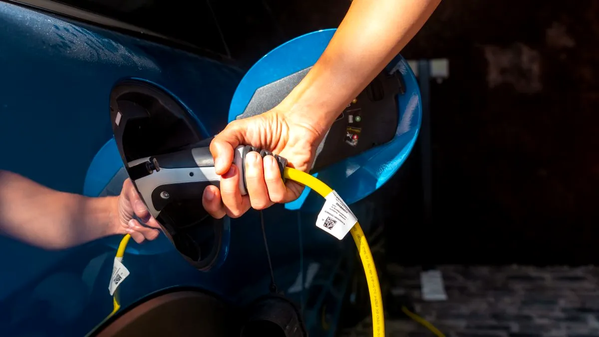 Vânzările de mașini electrice ar putea crește cu 30% la nivel global în 2025