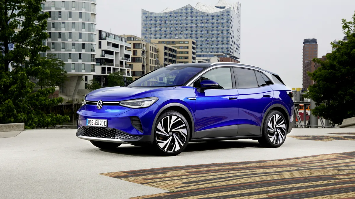 Surpriză pe piața mașinilor electrice din Europa! VW și Tesla, în top: Care au fost cele mai bine vândute modele în august 2025