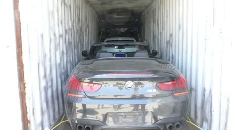 Poliția a găsit peste 40 de mașini furate ascunse în containere