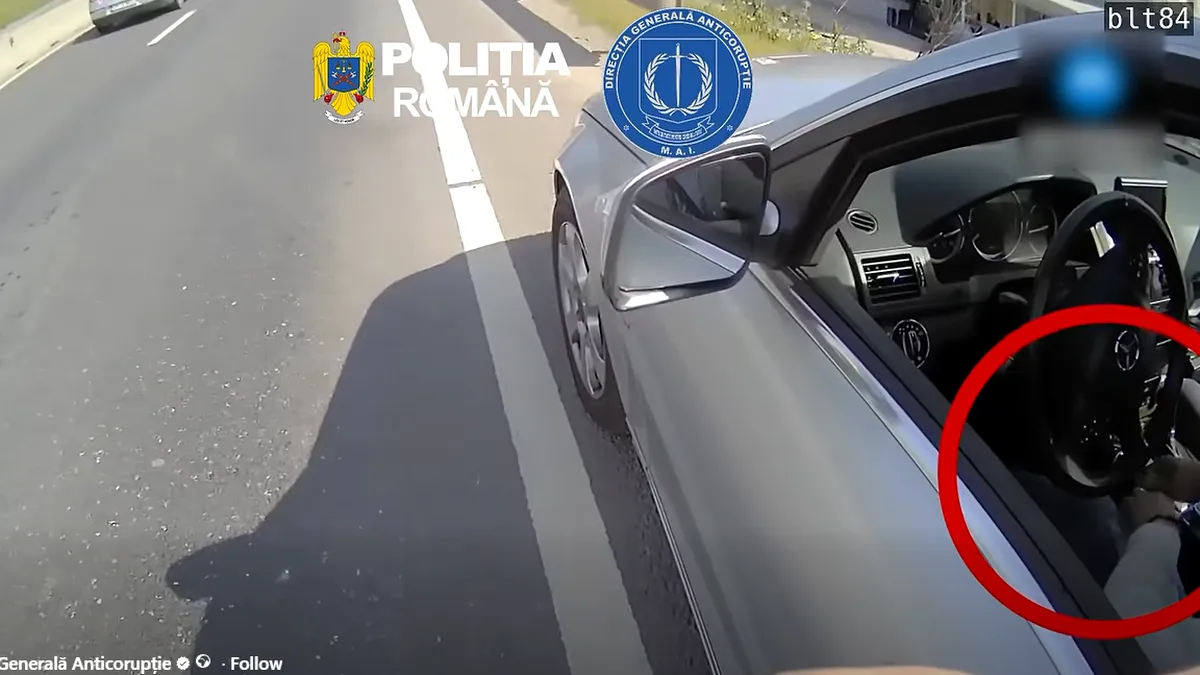 Video / Un polițist a filmat cu BodyCam-ul o tentativă de mită în trafic. Un șofer a strecurat 100 de lei în acte după ce a fost prins de radar