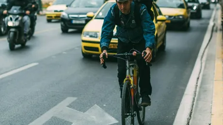 Cum se desfășoară circulația pe benzi în oraș. Au voie bicicletele și trotinetele pe banda a doua?