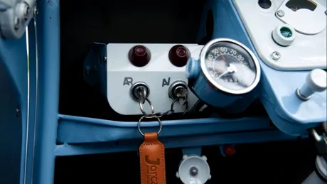 Un Citroen din 1959 se vinde cu 100.000 de euro. Are tracţiune 4x4 şi două motoare care pornesc individual - FOTO