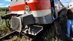 <span class='prepend'>Foto |</span> Un TIR a fost lovit de un tren la o trecere la nivel cu calea ferată în județul Iași