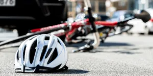 VIDEO | Viraj la dreapta, prin fața unui biciclist grăbit. Cine e vinovat dacă se produce un accident?
