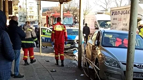 Încă o mașină de poliție distrusă în București. Trei agenți au fost răniți