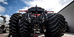 Cea mai mare anvelopă agricolă din lume se vinde acum și în Europa. Costă cât o garsonieră și are aproape o tonă