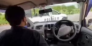 Video – Testul unei mașini controlate prin telefon s-a terminat direct în mașina Poliției