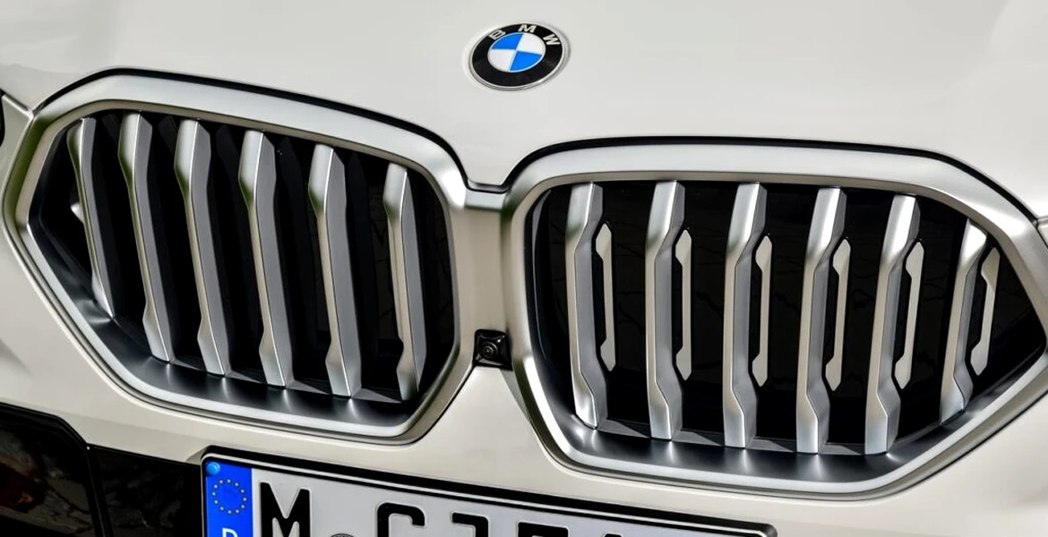 Șoferița unui BMW X6 a distrus o barieră după ce a aflat că trebuie să plătească parcarea