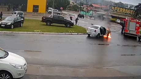 Ghinion sau noroc? Momentul în care un Logan ia foc chiar lângă mașina de pompieri