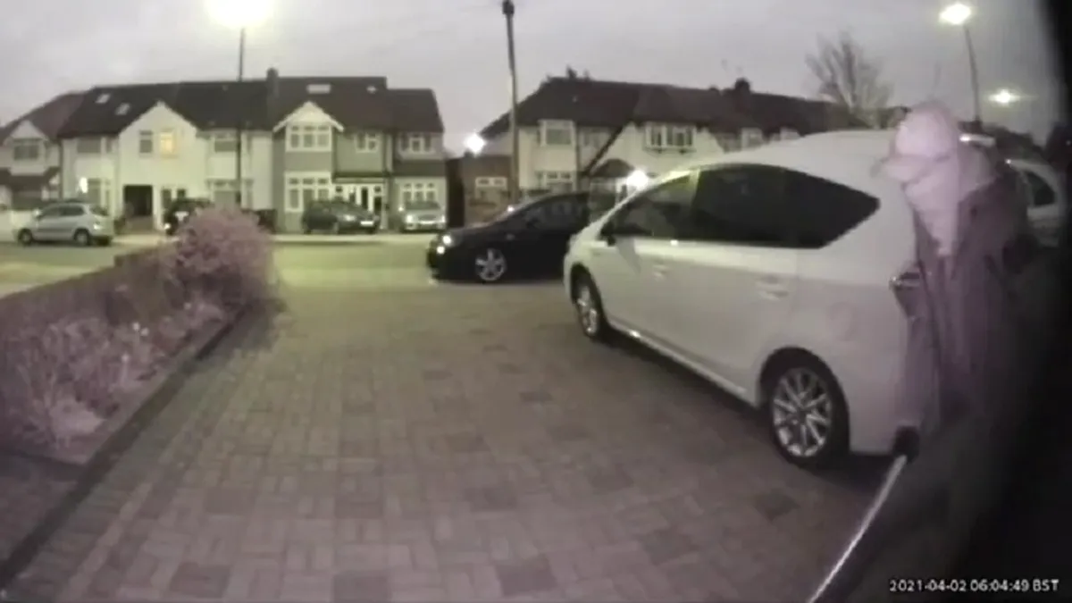 Replica penibilă a unui hoț de catalizatoare, surprins de proprietara mașinii în timp ce acționează - VIDEO