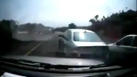 VIDEO: un şmecher cu BMW provoacă un accident grav pe autostradă