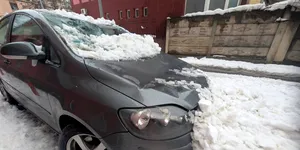 VIDEO Mașini avariate grav de țurțuri de gheață și zăpadă la Alba Iulia