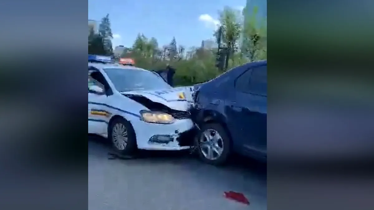 Mașină de poliție, implicată într-un accident în centrul Capitalei. Cine e de vină?