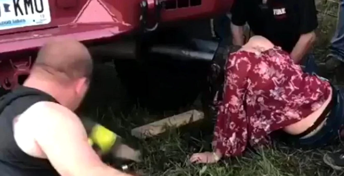O tânără a rămas cu capul blocat în ţeava de eşapament a unei maşini – VIDEO