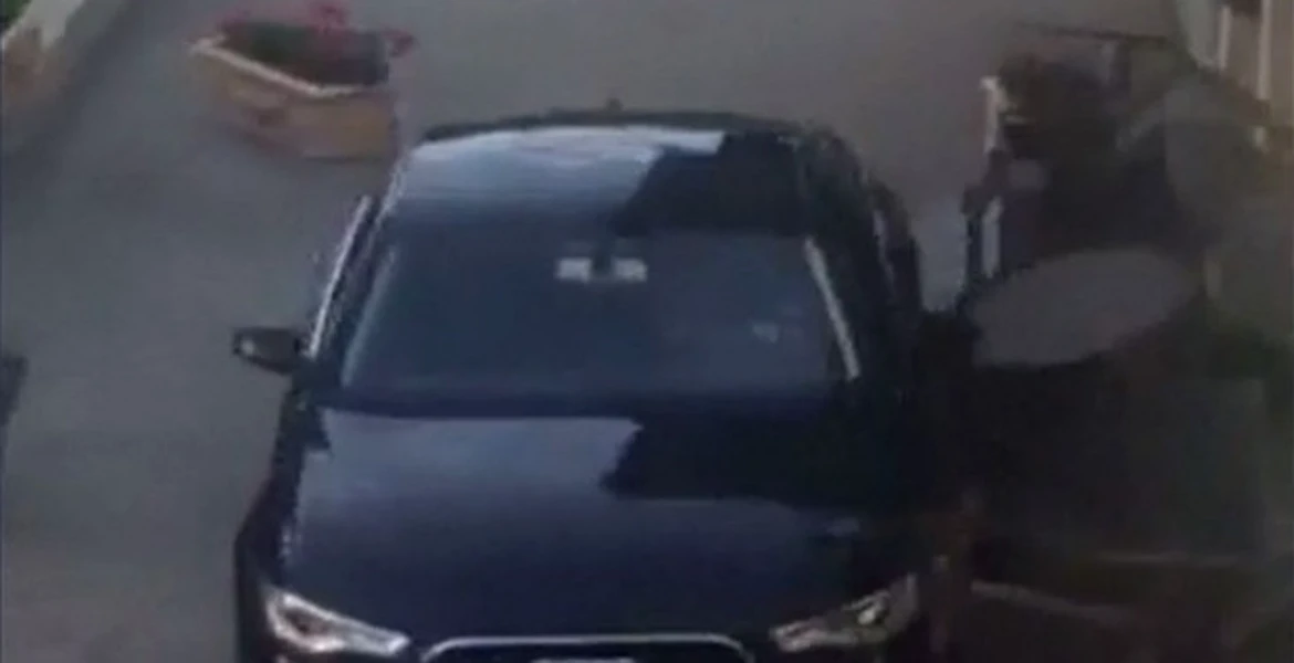 Un şofer a distrus cu maşina, de nervi, o terasă din oraş VIDEO