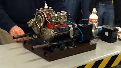 Doza de pasiune a zilei: motor Porsche în miniatură, complet funcţional. VIDEO