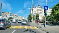 2025: Verde la semaforul principal și la cel intermitent la dreapta. Cine are prioritate în acest caz?