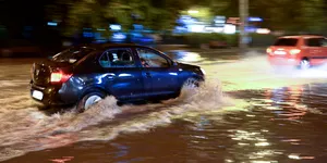 Ce faci dacă a intrat apă în mașină? Pașii esențiali pentru a evita daune majore