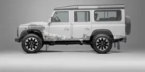 Land Rover transformă clasicul Defender printr-un program de conversie limitat la 4 ani de producție. Clienții pot alege un V8 modern pentru modelul legendar