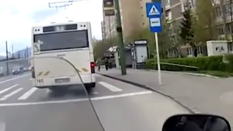 Un motociclist din România a ajuns vedetă pe Internet mulţumită gestului său ieşit din comun - VIDEO