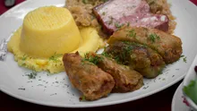Ce au pățit doi turiști suedezi după ce au experimentat mâncare tradițională românească, în Bucovina
