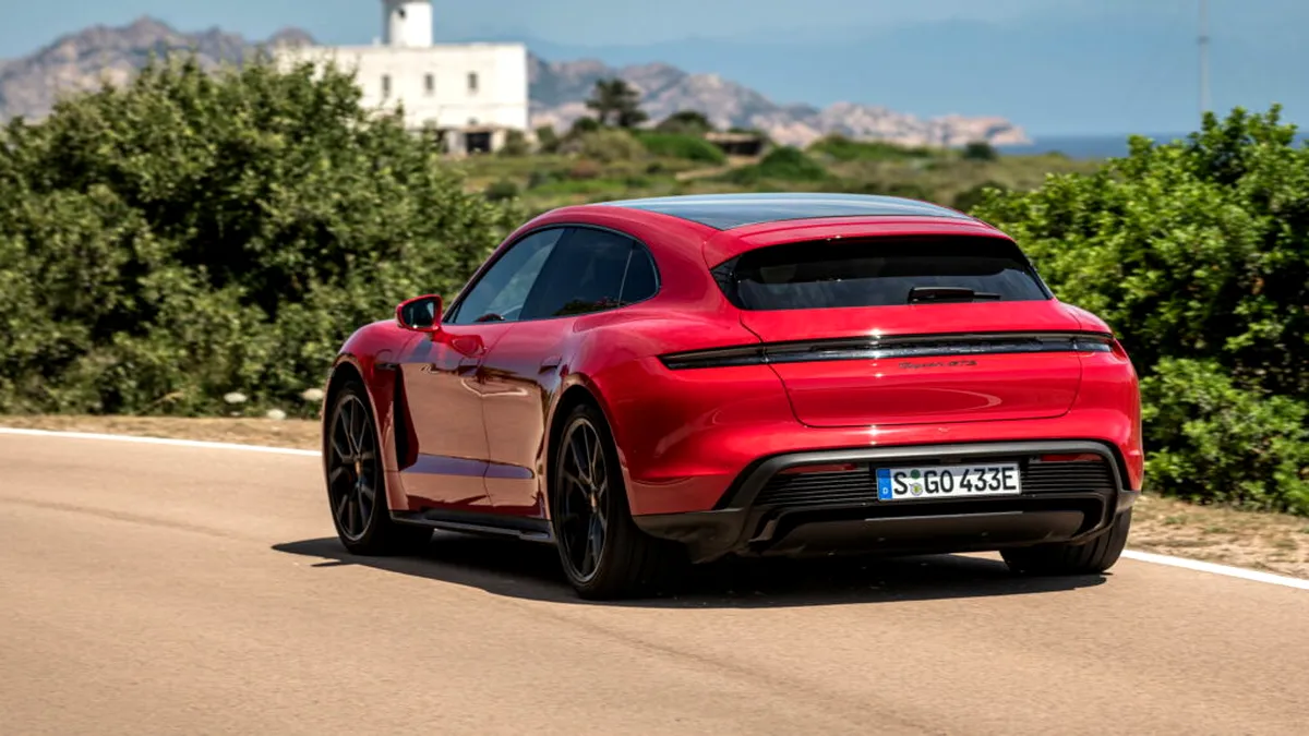 Test drive cu Porsche Taycan Sport Turismo în Sardinia. O mașină lată, joasă, puternică