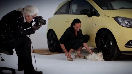 Noul Opel Corsa şi pisica lui Karl Lagerfeld se cunosc mai bine. VIDEO