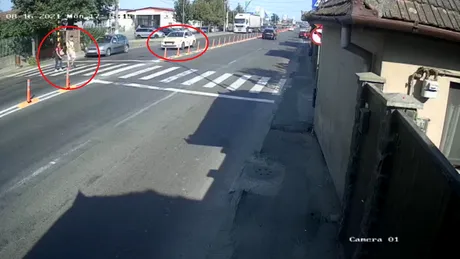 Pietoni loviți de un taxi chiar pe trecere - VIDEO