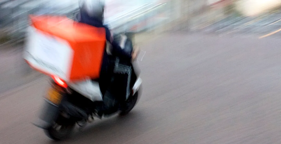 Încurcă traficul livratorii pe scutere sau nu? Ce spune un pilot moto despre situație – VIDEO