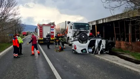 O Dacia Duster a lovit frontal un TIR pe o șosea din județul Hunedoara