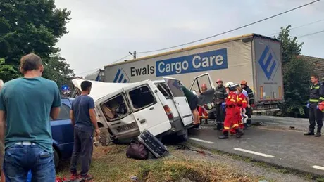 Accident grav pe DN1: doi morţi şi şapte răniţi în urma unei depăşiri în curbă