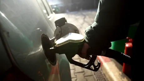 Carburanţii coboară iar sub 5 lei după revenirea pe minus a barilului de petrol. Benzina şi motorina au ajuns la acelaşi preţ