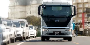 Camioanele electrice din China intră pe piața din Europa. Cât va costa un TIR construit de BYD sau Geely
