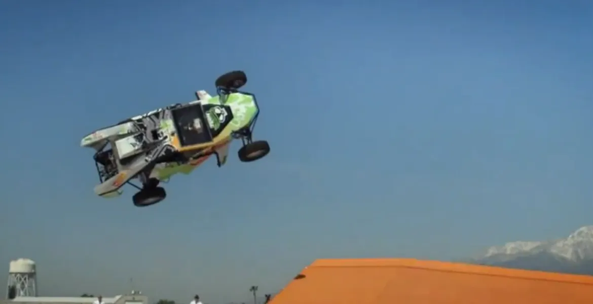 VIDEO: Hot Wheels bate recordul mondial la săritura-şurub cu maşina