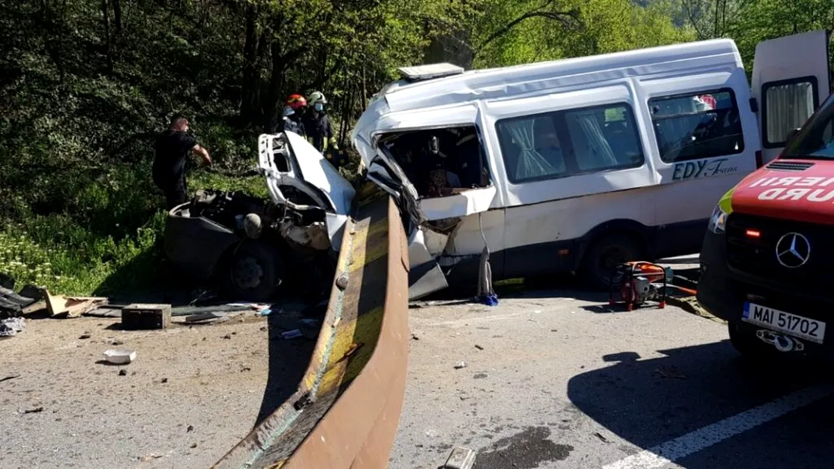 Accident grav în Neamț, după ce un TIR a lovit un pod de cale ferată