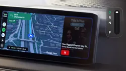 Video / Google transformă Android Auto: interfață nouă și YouTube direct pe ecranul mașinii