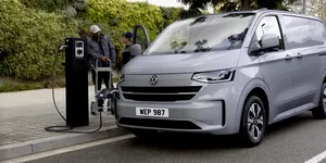 <span class='prepend'>Foto |</span> Volkswagen lansează prima sa dubă plug-in hybrid, prin intermediul Transporter eHybrid. Cât costă în România?