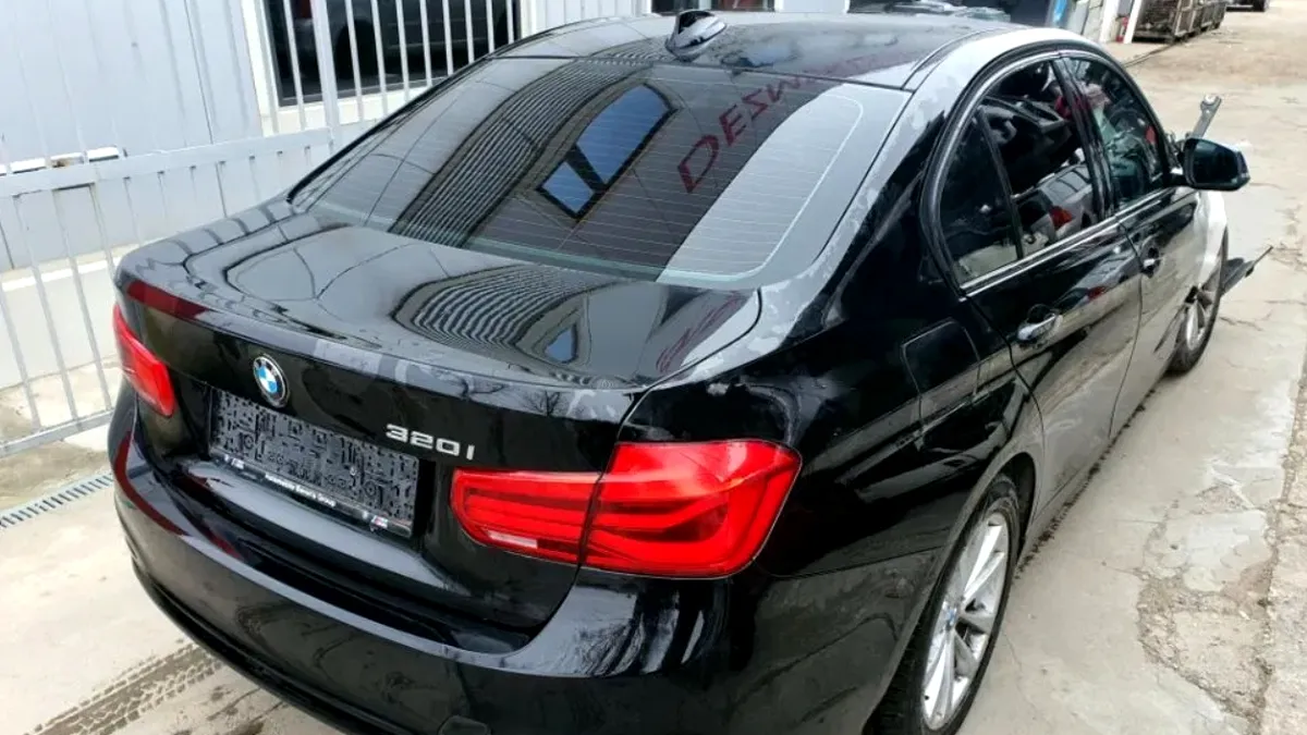 Cât ajunge să coste un BMW aproape nou, dar avariat, pe autovit.ro?