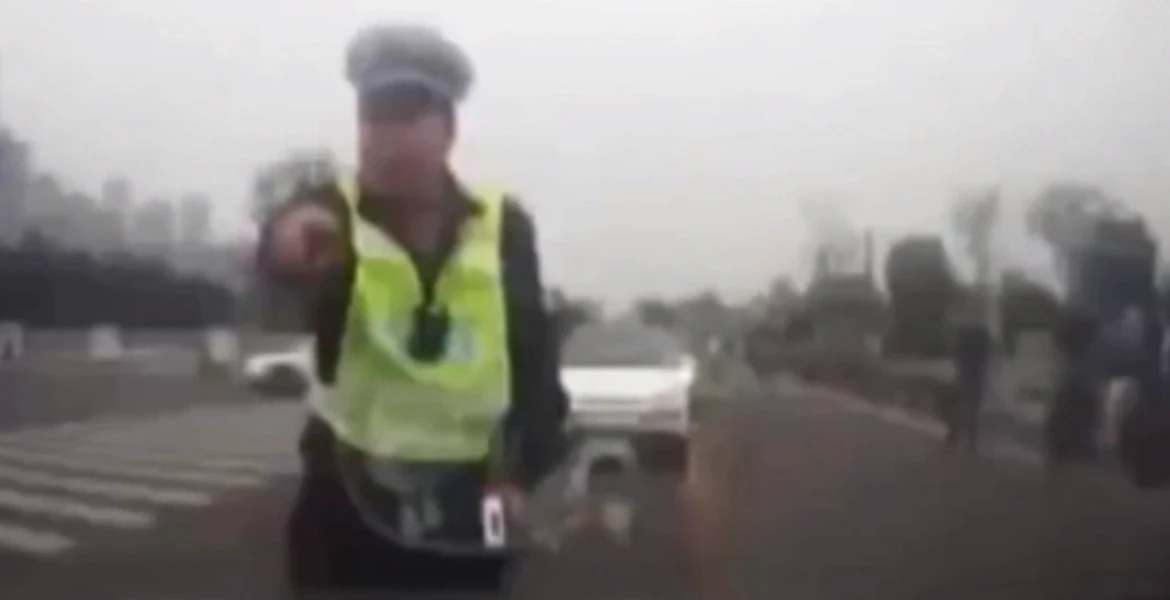 Acest şofer face un gest ucigaş ca să scape de amendă [VIDEO]