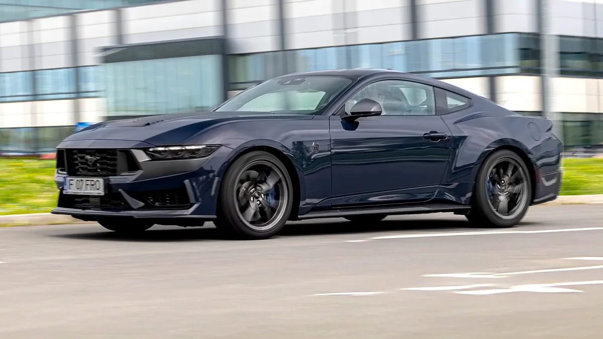 Ford Mustang va fi lansat în format sedan. Viitor rival pentru viitorul Chevrolet Camaro sedan