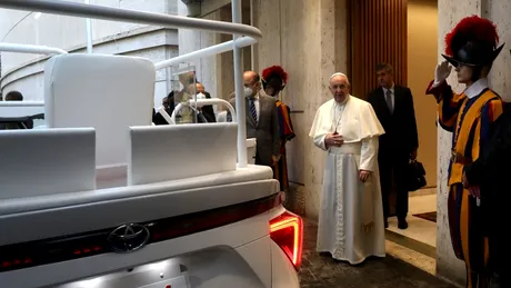 Ce mașină a primit Papa Francisc, care a mers cu Dacia Duster în România?