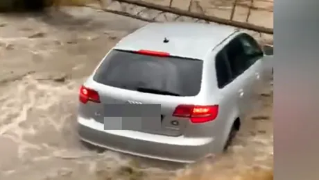 VIDEO. Un Audi, luat de ape după ce un șofer a încercat să traverseze un râu