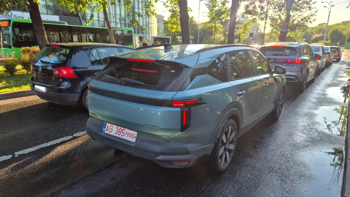 Dacia Striker, în probe pe străzile din București. Cum au reacționat oamenii când au văzut cel mai nou model Dacia