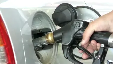 Cât trebuie să muncească un român pentru un plin de benzină [VIDEO]