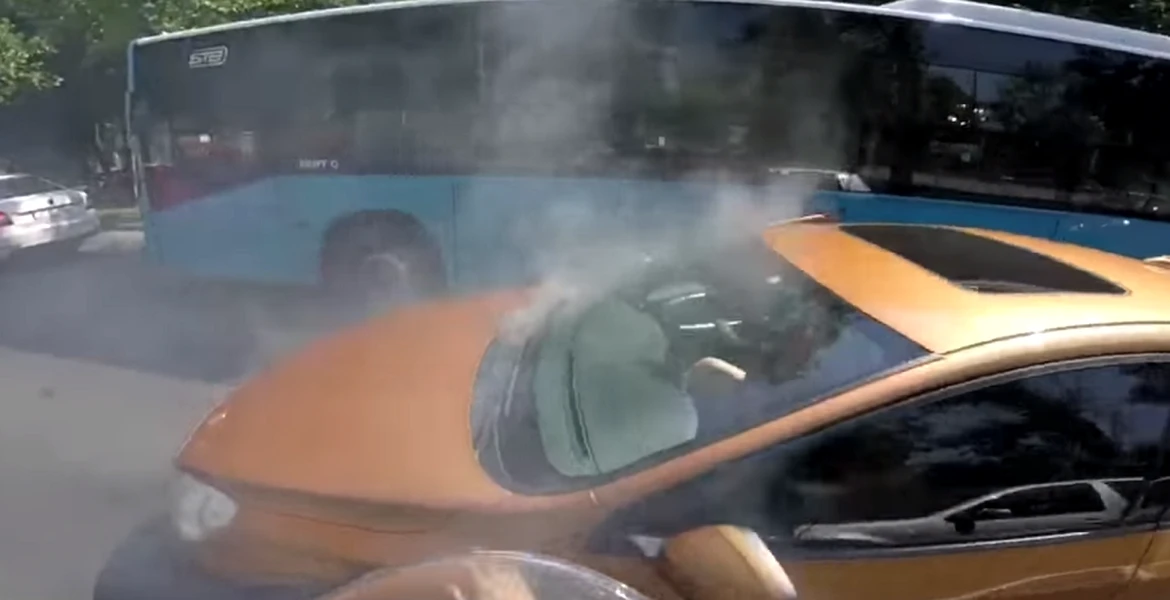 O maşină ia foc în Bucureşti, însă intervenţia rapidă a altor şoferi împiedică incendiul să se extindă – VIDEO
