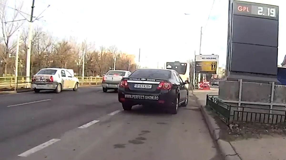 VIDEO. Când traficul se blochează, unii şoferi confundă trotuarul cu strada