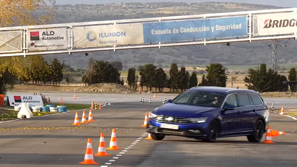 Probleme pentru Volkswagen Passat la testul elanului - VIDEO