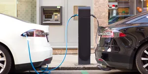 Cât te costă să încarci mașina electrică acasă, în 2026. E mai ieftin la o stație publică?