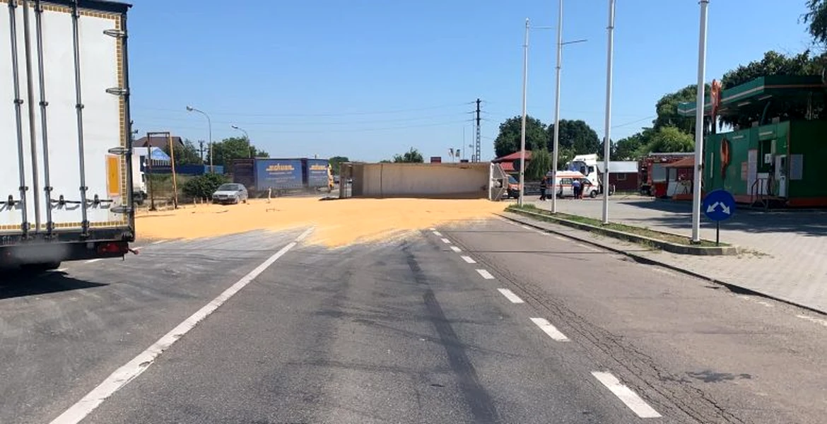 Momentul în care un camion spulberă un autoturism. La volanul mașinii se afla un bărbat de 77 de ani – VIDEO