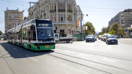 2026: Ești obligat să oprești dacă pietonul traversează doar până la linia de tramvai? Cum se aplică regula pe marile bulevarde